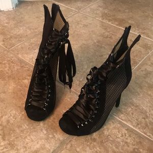 High heel, back zippering boot